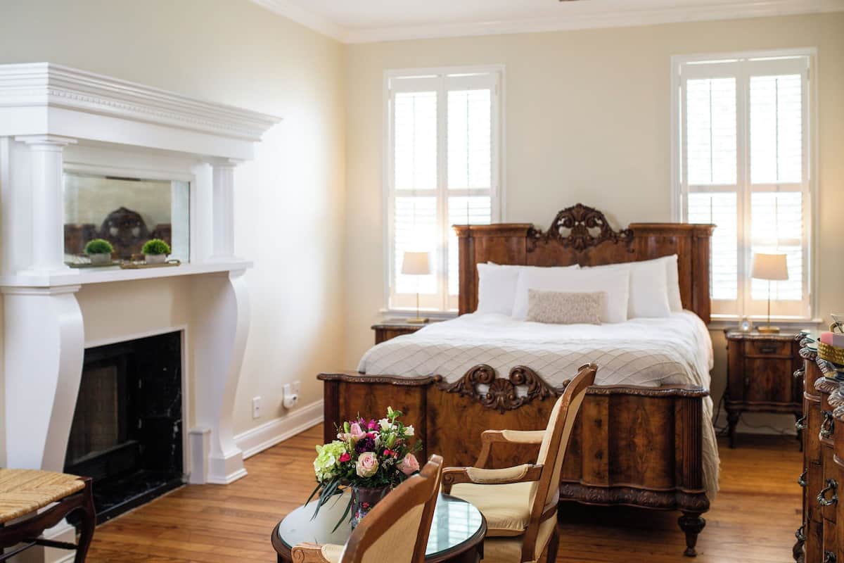 Chambre, 1 grand lit, salle de bain attenante | Accès au Wi-Fi (inclus)