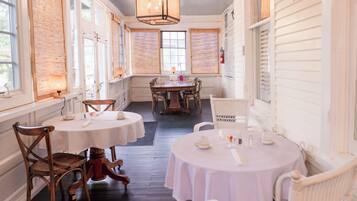 Desayuno completo gratuito y diario