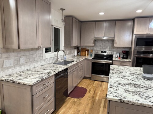 Newly Remodeled Comfortable & Quiet Neighborhood
