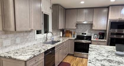 Newly Remodeled Comfortable & Quiet Neighborhood