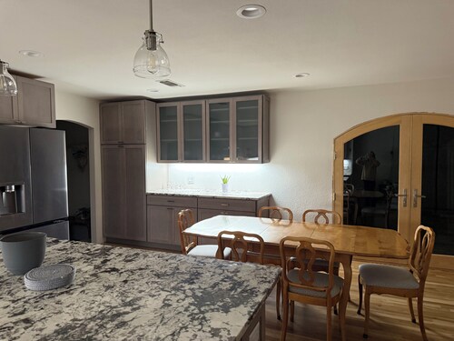 Newly Remodeled Comfortable & Quiet Neighborhood