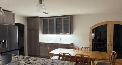 Newly Remodeled Comfortable & Quiet Neighborhood