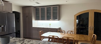 Newly Remodeled Comfortable & Quiet Neighborhood