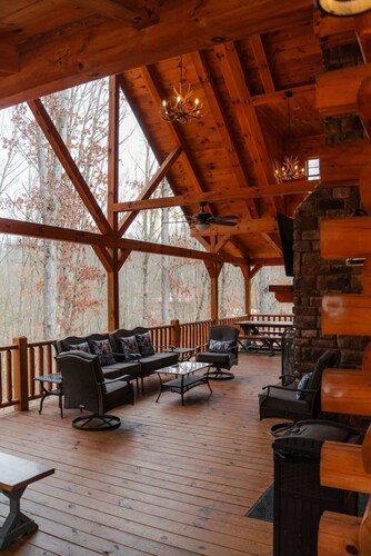 Luxury Cabin Sleeps 16 with Game Room and Hot Tub