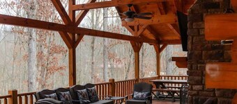 Luxury Cabin Sleeps 16 with Game Room and Hot Tub