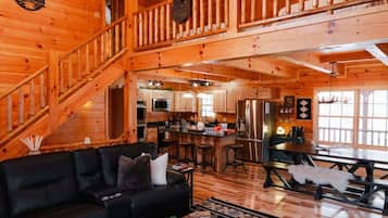 Televisión, chimenea, libros y oficina