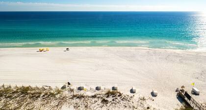 2 bedroom, walk to the Beach! Sleeps 6, outdoor games and yard space!