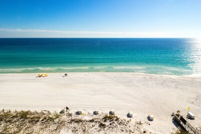 2 bedroom, walk to the Beach! Sleeps 6, outdoor games and yard space!