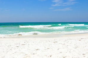 Playa en los alrededores y toallas de playa