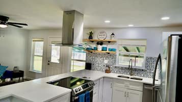 Micro-ondes, four, plaque de cuisson, lave-vaisselle