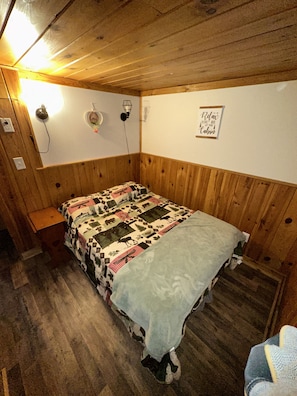1 bedroom, free WiFi, bed sheets - Cozy Cabin near Tippy Dam -Pet Friendly by Janix Escapes (Wellston)