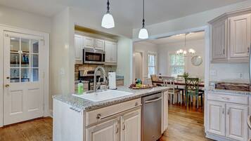 Køleskab, mikrobølgeovn, ovn, kogeplade