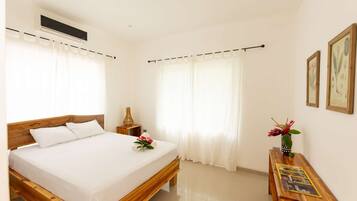 2 bedrooms, desk, iron/ironing board, WiFi