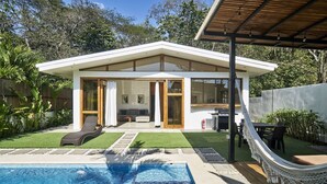 A modern house with a swimming pool, a hammock, and a barbecue area. - Villa Akari - Modern and Sophisticated Villa close to the Beach (Puntarenas Province)
