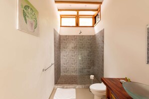 Douche, douche à « effet pluie », serviettes fournies