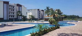 Beautiful bright 2 bedroom 2 bathroom villa, steps to private beach.