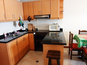 Frigorifero, microonde, piano cottura, pentole/stoviglie/utensili