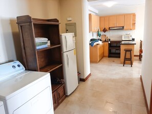 Frigorifero, microonde, piano cottura, pentole/stoviglie/utensili