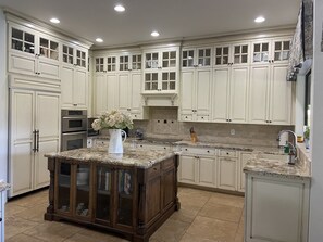 Fridge, microwave, oven, stovetop - Scottsdale 2023 Super Bowl Rental (Scottsdale)