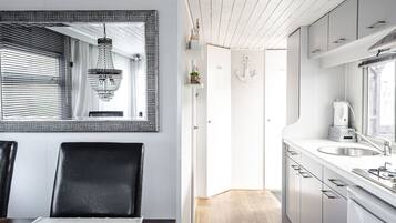 Een magnetron, een oven, een kookplaat, een koffiezetapparaat/waterkoker