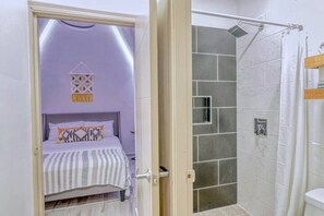 Dusch, hårtork, handdukar och tvål