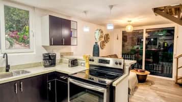 Køleskab, mikrobølgeovn, ovn, kogeplade