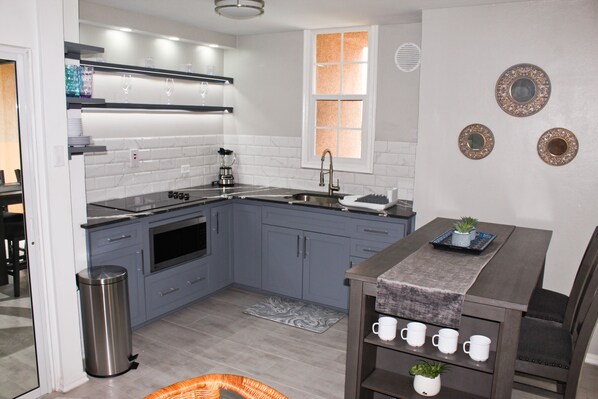 ثلاجة، ميكروويف، موقد طهي مسطح، ماكينة لصنع القهوة/الشاي