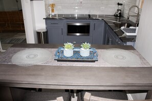 ثلاجة، ميكروويف، موقد طهي مسطح، ماكينة لصنع القهوة/الشاي