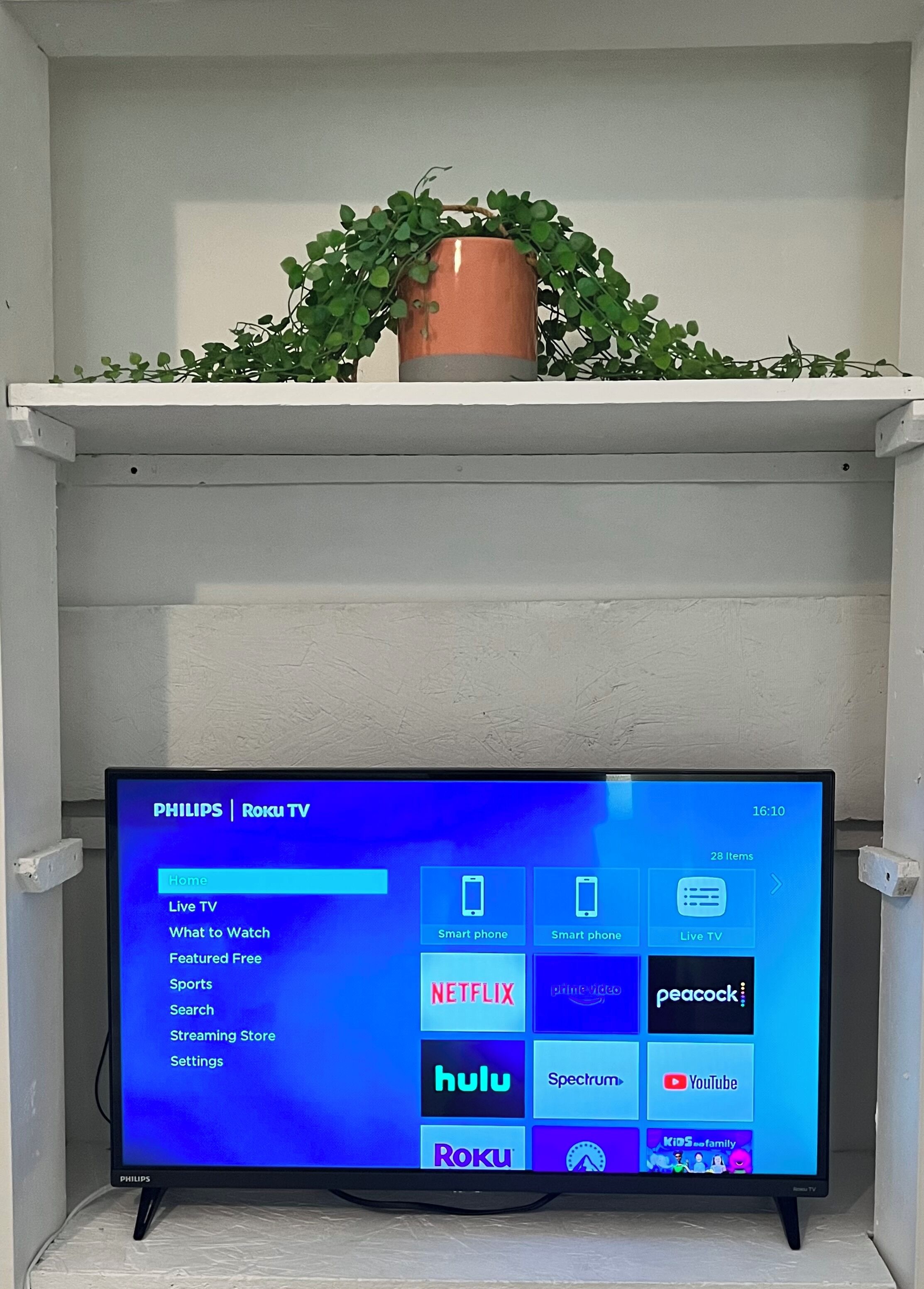 Ein Fernseher zeigt eine Streaming-Dienstanwendung mit Optionen wie Netflix, Hulu und Roku.