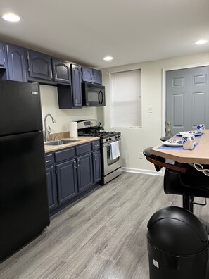 Kjøleskap, mikrobølgeovn, ovn og kokeplater