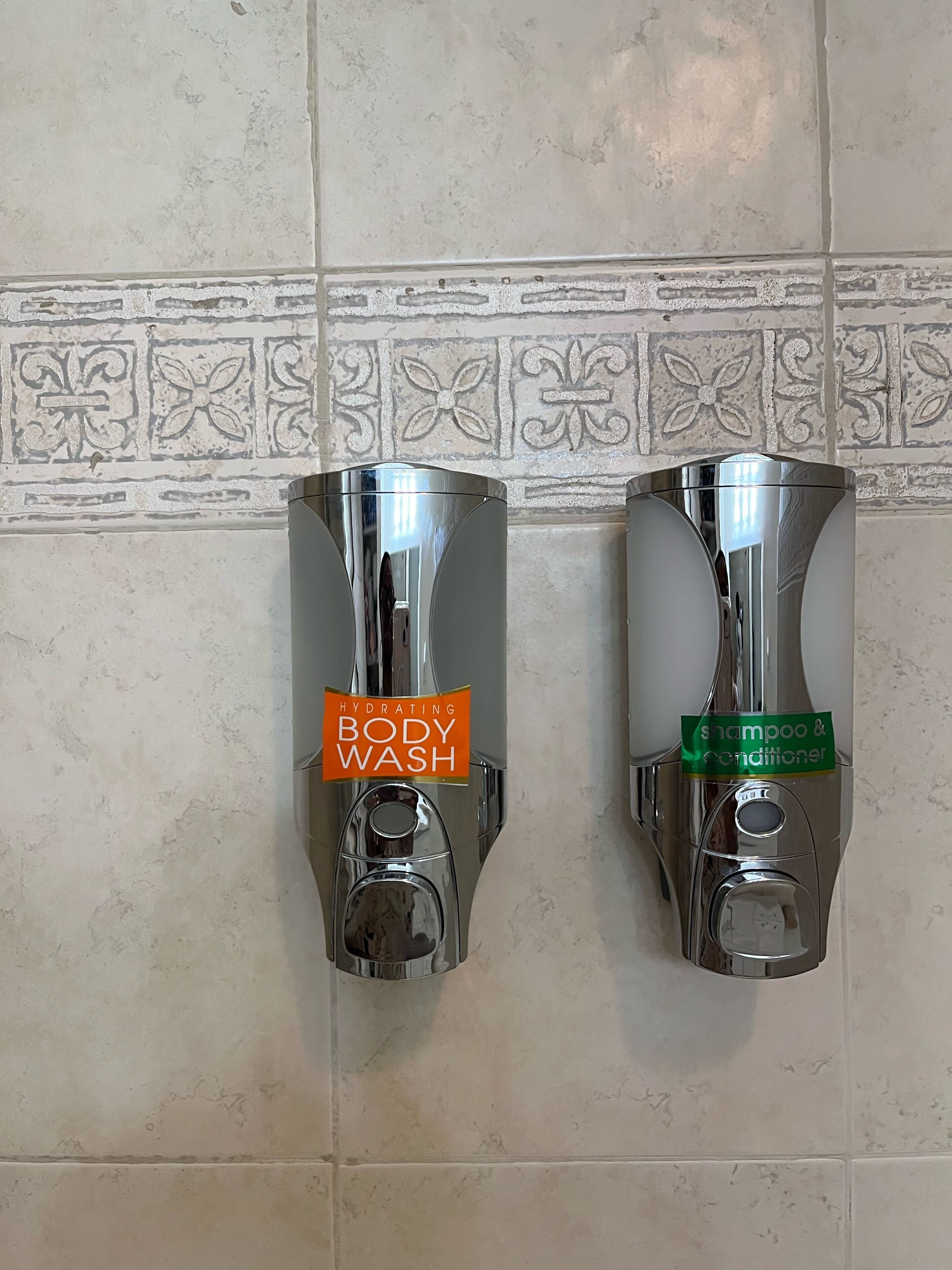 Deux distributeurs muraux pour le gel douche et le shampoing avec après-shampoing.