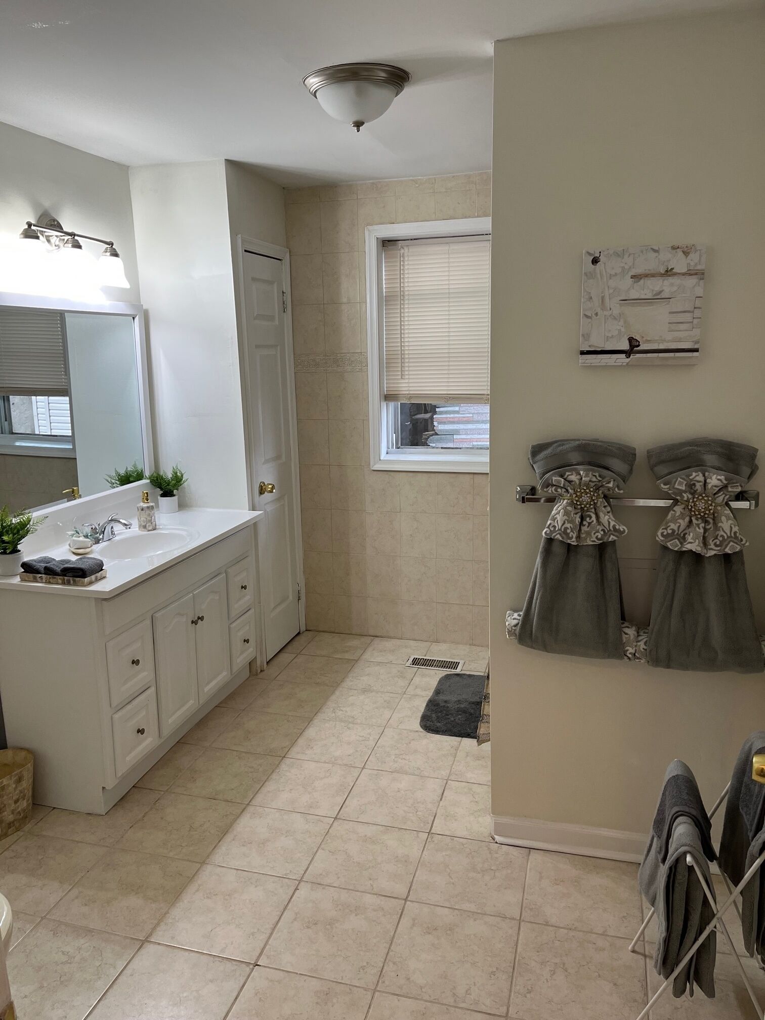 Combined shower/bathtub, hair dryer, towels, soap