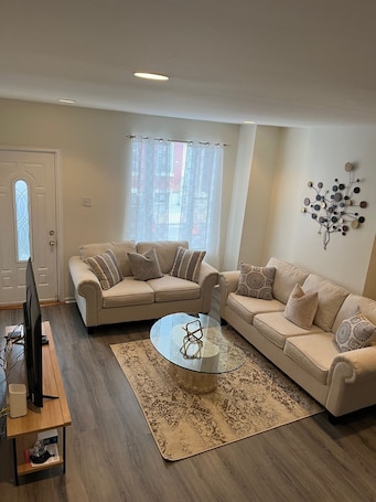 Smart TV, books, stereo. Cozy and Clean home Conveniently located in South Phila.