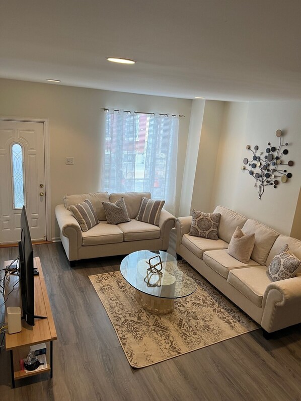 Smart-TV, bøker og stereoanlegg