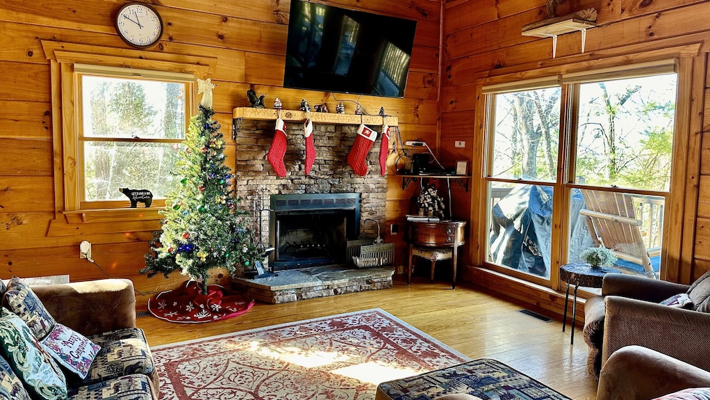Spacious Retreat~ Hot Tub~ Stunning Views~ Game Room - Mineral Bluff, GA