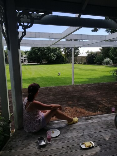 Spacious Garden Cottage w/ woodburner