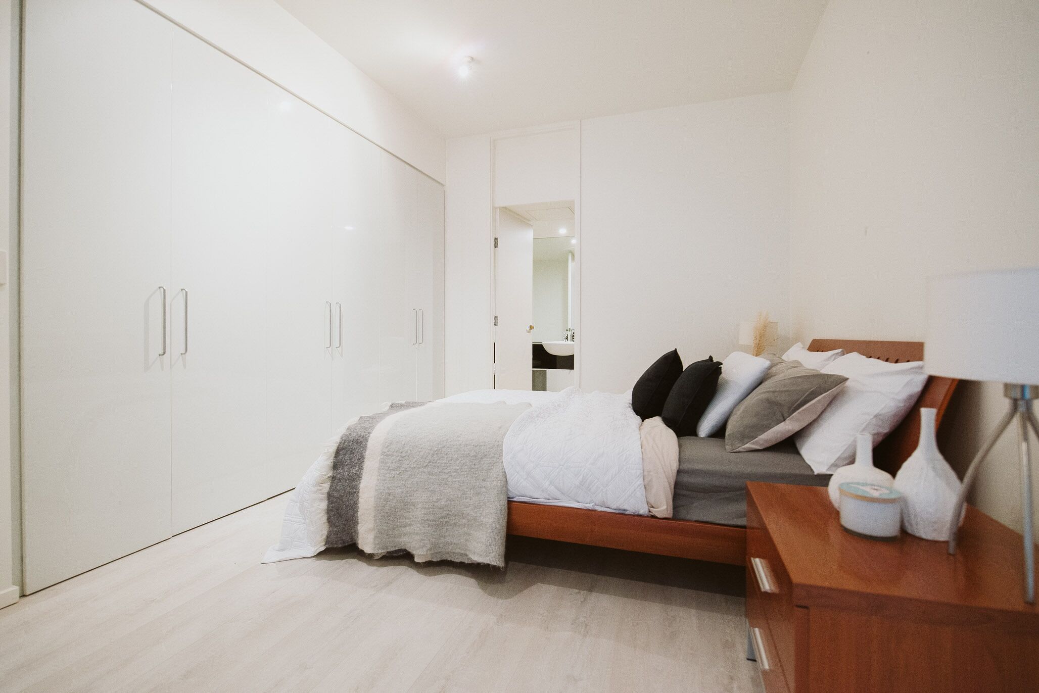 Luxury Bayside Apartment-pool, gym, fully equipped