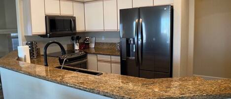 Een koelkast, een magnetron, een oven, een kookplaat