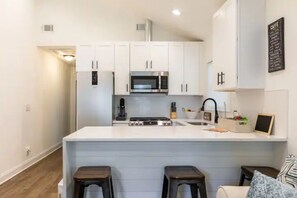 Microwave, dishwasher, cookware/dishes/utensils - Secret Hideaway Gem in town Atlanta (Atlanta)