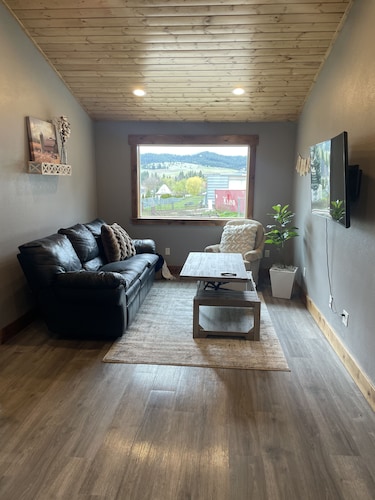 Country 2-Bedroom Cottage with a gorgeous view