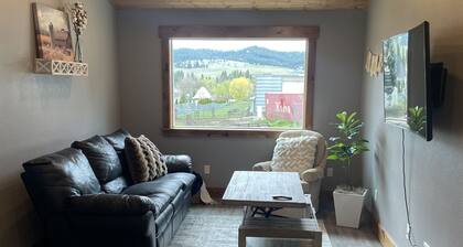 Country 2-Bedroom Cottage with a gorgeous view