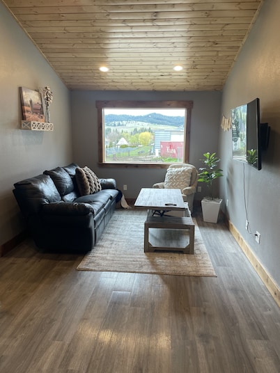 Country 2-Bedroom Cottage with a gorgeous view