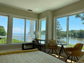 6 bedrooms, desk, iron/ironing board, travel cot