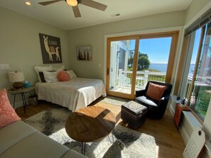 6 bedrooms, desk, iron/ironing board, travel crib