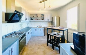 Réfrigérateur, four à micro-ondes, un four, surface de cuisson