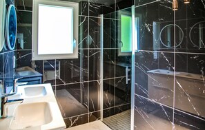 Shower - Awesome home in Ussel with WiFi (Ussel)