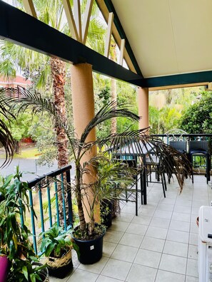 Terrace/patio - Spacious 3-Bedroom apartment seconds to the beach (Bondi Beach)