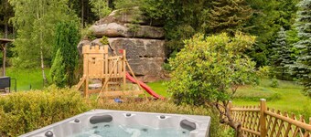 Smuk privat feriebolig med jacuzzi, WIFI, TV, gårdhave, kæledyr tilladt og parkering