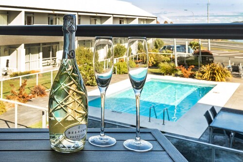 Modern two bedroom apartment, great location