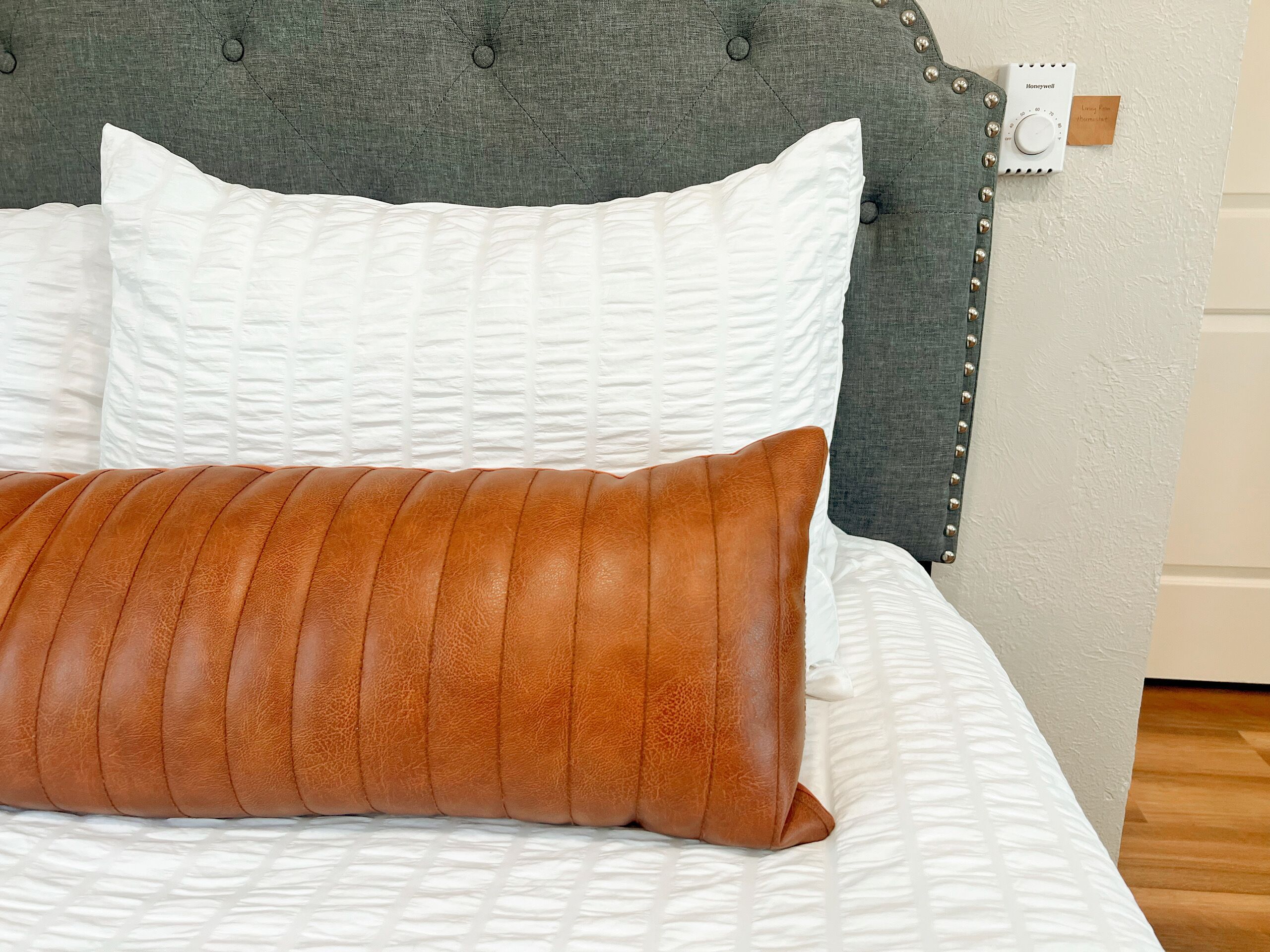 Escritorio, tabla de planchar con plancha, cuna de viaje y wifi gratis 